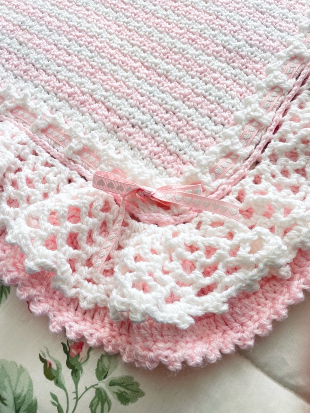 Vintage Crocheted Baby Blanket Afghan Pink & White w Bows Dbl Ruffles 40x50 - Picture 6 of 9